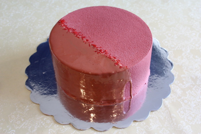 Бісквітний торт з мусовим кремом та двома начинками, покритий велюром і гляссажем