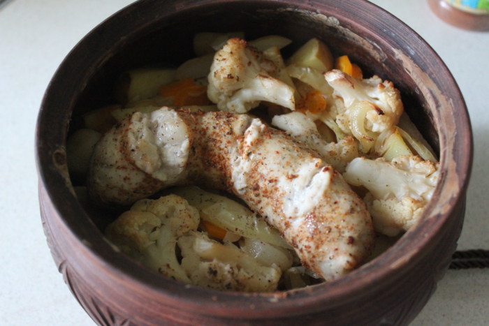 Молода картопля в горщику – запечена в духовці з ковбаскою і овочами