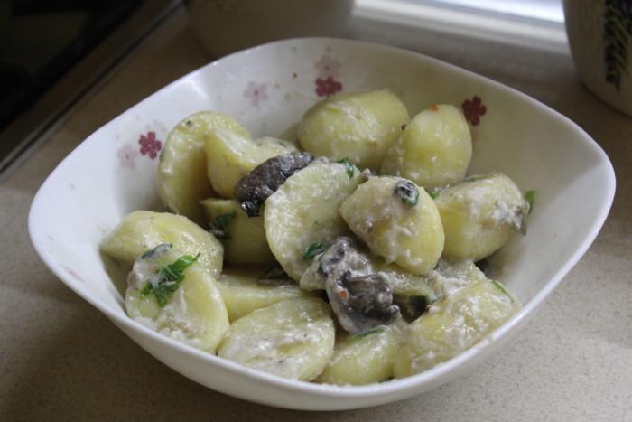 Відварена картопля з грибами тушкована в сметані на сковороді
