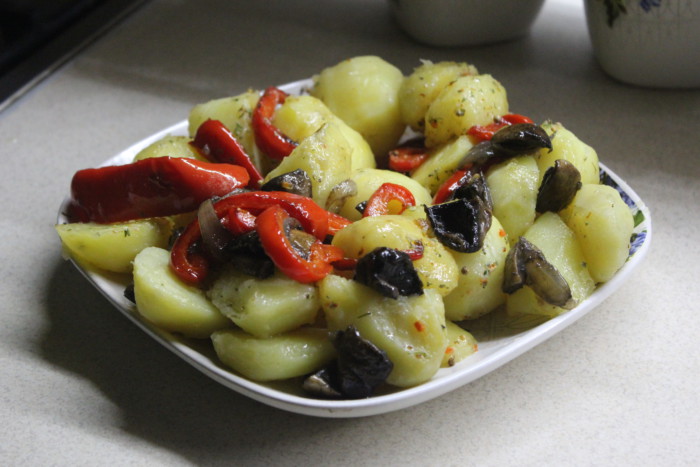 Теплий салат з картоплею і грибами – сільський салат