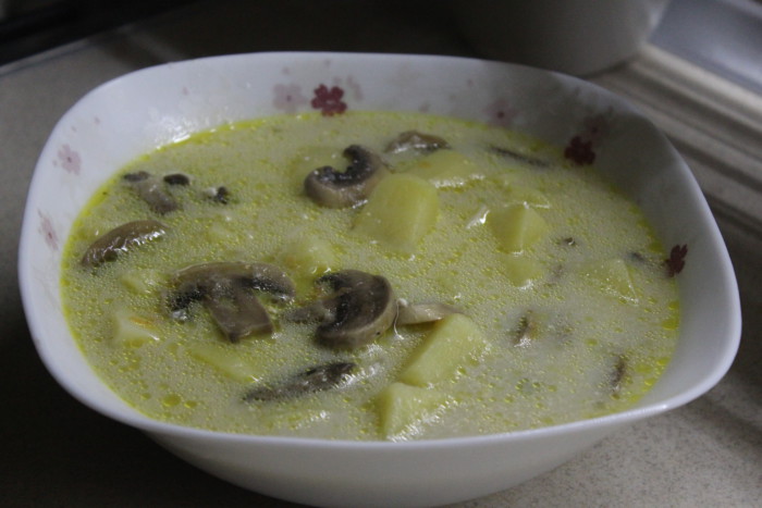 Грибний суп з плавленим сиром зі свіжих печериць – швидкий та смачний