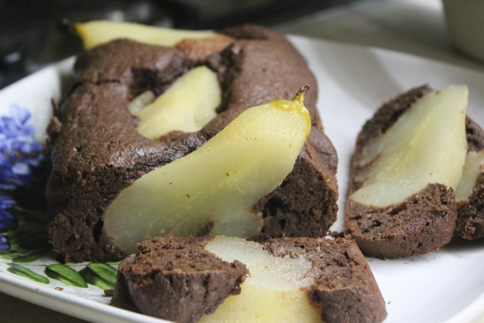 Шоколадний кекс з грушами і мигдальними горіхами – швидкий, простий і смачний