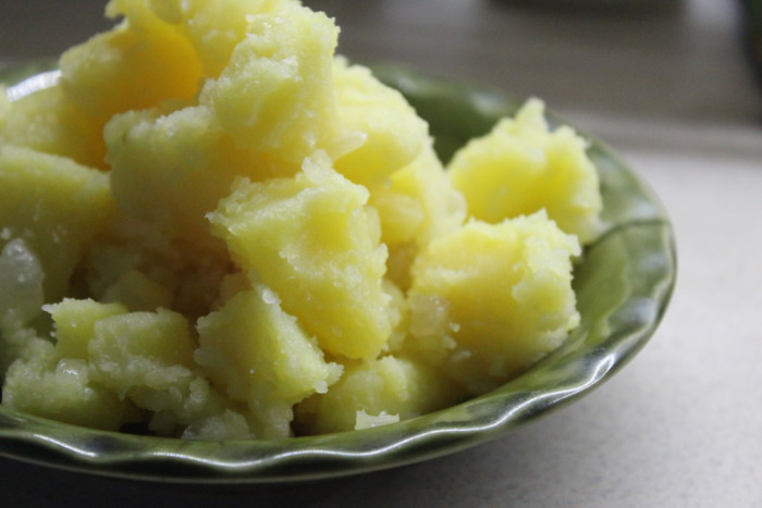 Відварна картопля з цибулею і салом – смачний гарнір з картоплі
