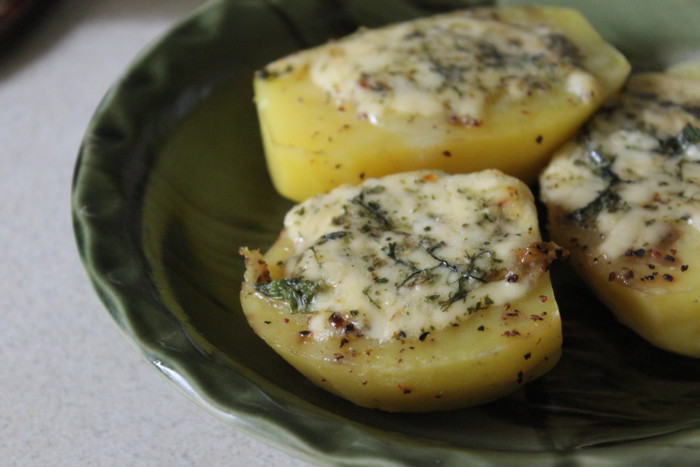 Запечена картопля з сиром – святковий гарнір з картоплі в духовці