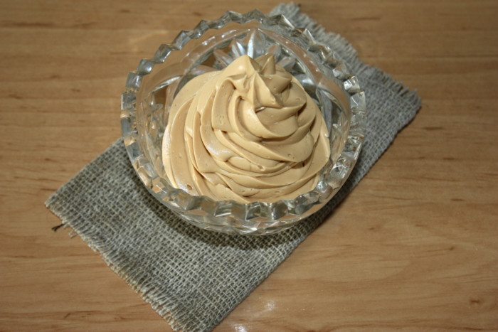 Карамельний крем з вареною згущонкою і маслом для оформлення торта та десертів