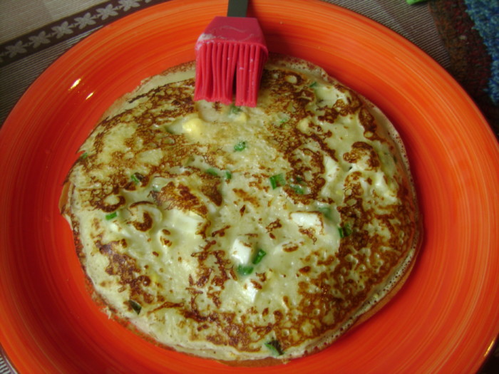 Закусочні млинці з сиром, яйцем та зеленою цибулею у тісті - пухкі та з дірочками