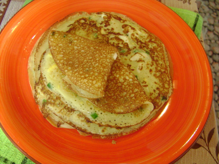 Закусочні млинці з сиром, яйцем та зеленою цибулею у тісті - пухкі та з дірочками