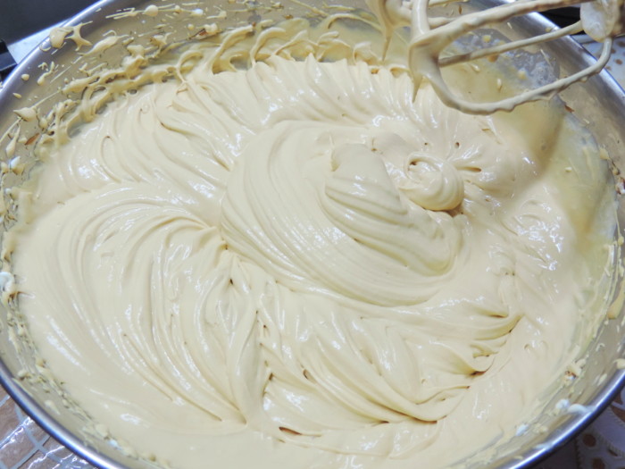 Вершково-карамельний крем для торта з вареною згущонкою