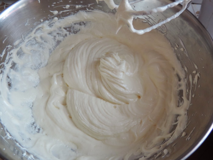 Білково-заварний масляний крем для прикраси торта
