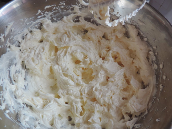 Білково-заварний масляний крем для прикраси торта