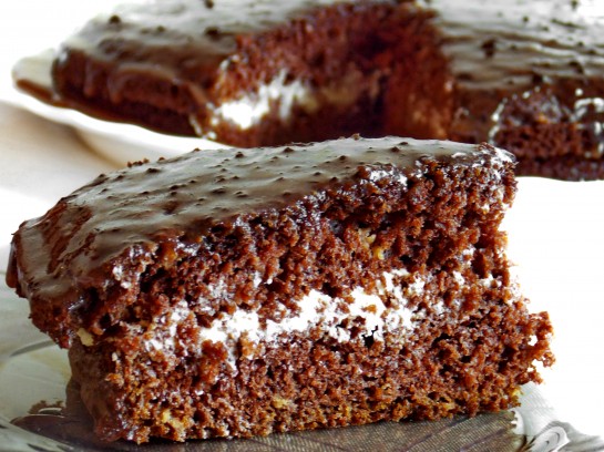 Шоколадний торт на кефірі зі сметанним кремом - швидко та смачно