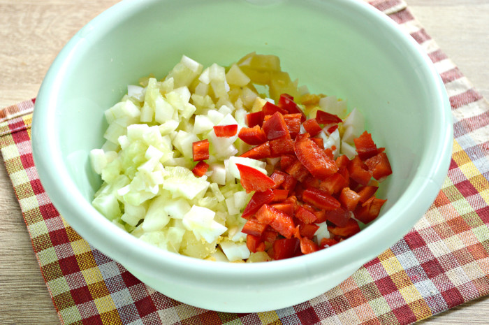 Картопляний салат з корейською морквою і ковбасою, яйцями і болгарським перцем