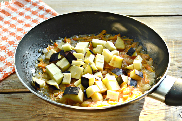 Тушковані баклажани з овочами на сковороді або соте з баклажанів