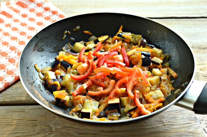 Тушковані баклажани з овочами на сковороді або соте з баклажанів
