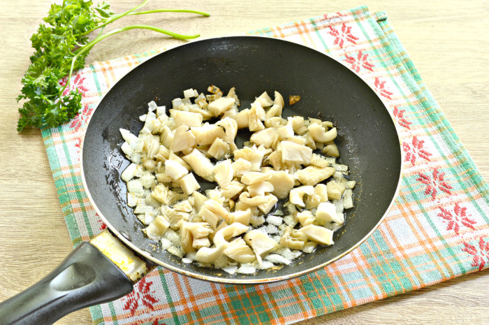 Картопля з грибами зі сметаною на сковороді