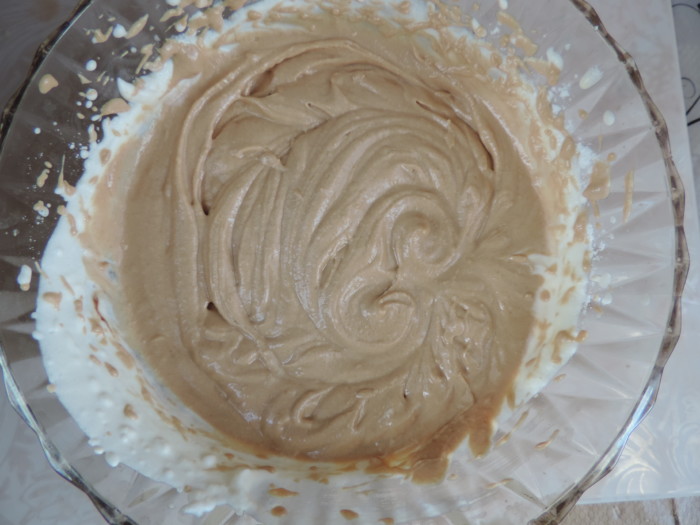 Вершково-шоколадний крем з арахісової пасти для торта і тістечок