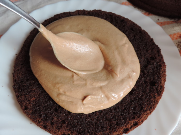 Шоколадний бісквітний торт з вершковим шоколадно-арахісовим кремом