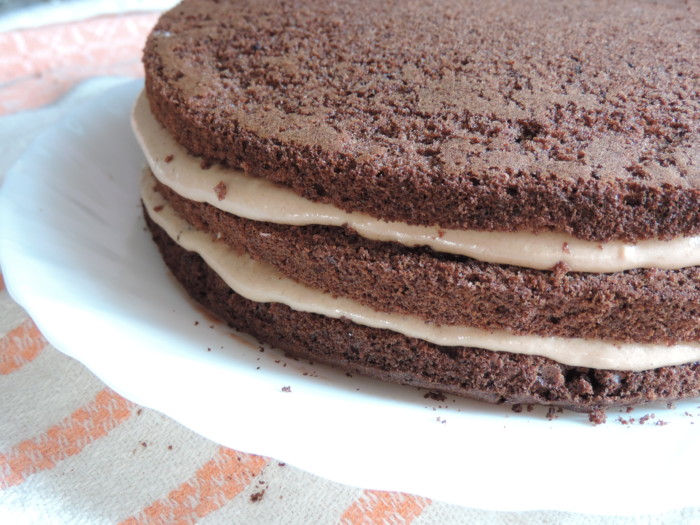 Шоколадний бісквітний торт з вершковим шоколадно-арахісовим кремом