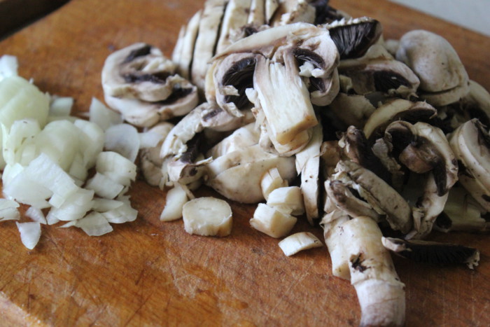Курячі стегна з грибами в духовці