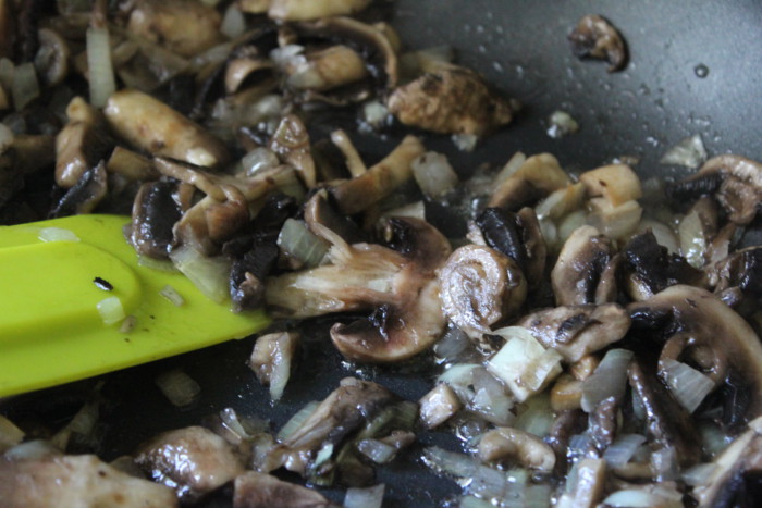 Курячі стегна з грибами в духовці