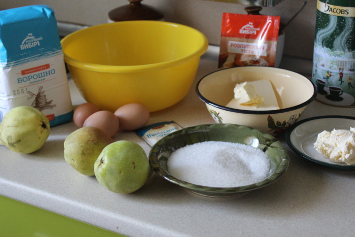 Відкритий пісочний пиріг з грушами, заварним кремом і суфле в духовці