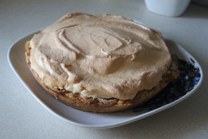 Відкритий пісочний грушевий пиріг з карамельної заливкою і безе