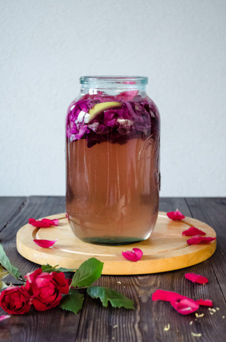 Рожевий сироп з пелюсток чайної троянди: як приготувати сироп з троянди в домашніх умовах