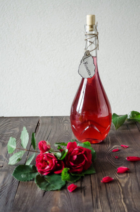 Рожевий сироп з пелюсток чайної троянди: як приготувати сироп з троянди в домашніх умовах