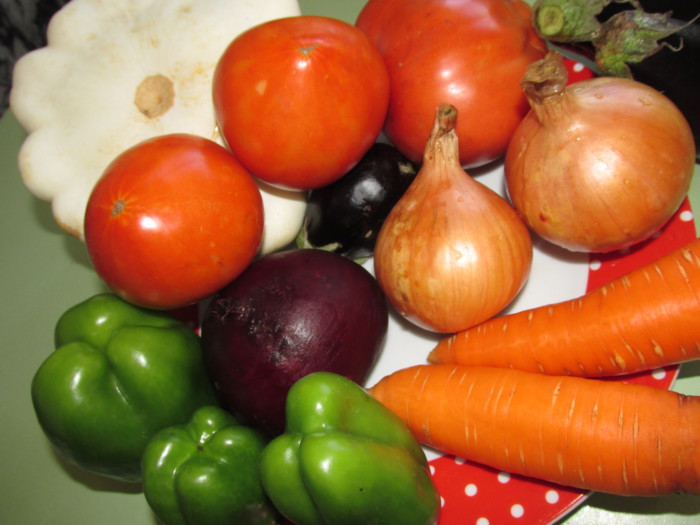 Салат з баклажанів з помідорами і інших овочів