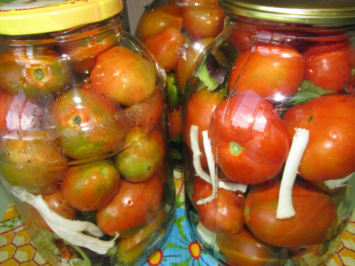 Консервовані помідори з листям винограду і вишні