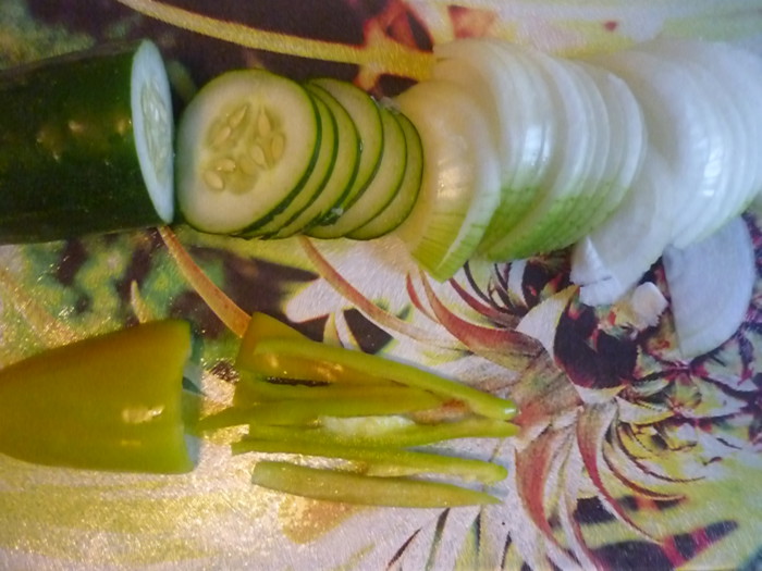 Салат з огірків з цибулею, перцем і часником на зиму