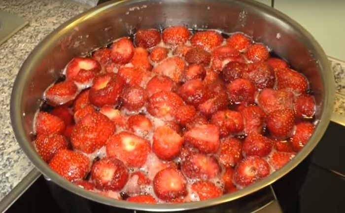 Густе полуничне варення з цілими ягодами - рецепт з відео