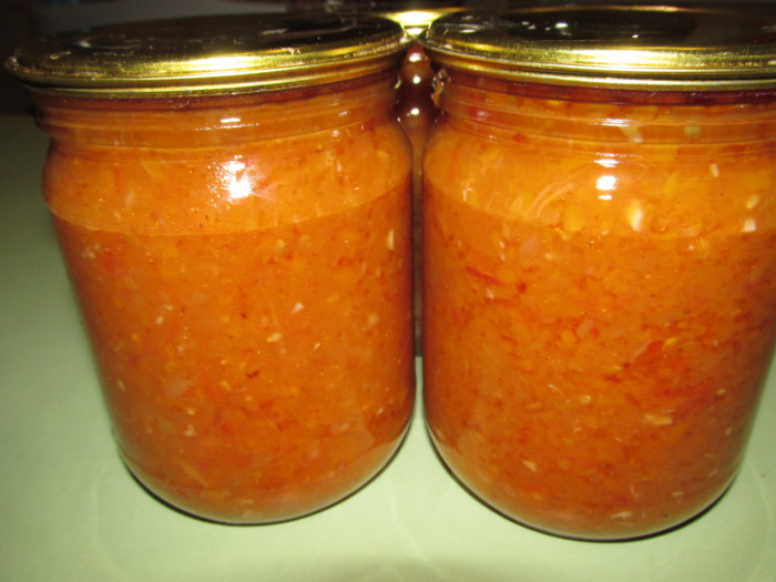 Густий томатний гострий соус з помідорів і яблук