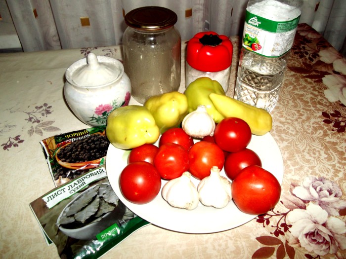 Мариноване асорті з помідорів і перців в солодкому маринаді