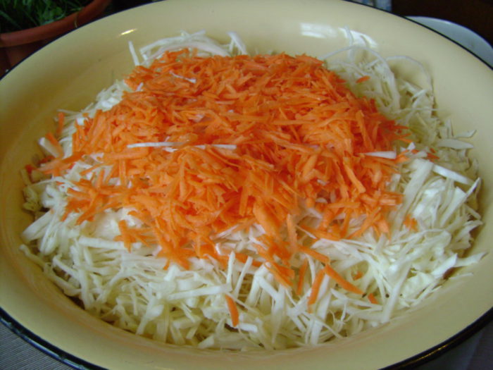 Квашена капуста з кмином і морквою на зиму по-карельські