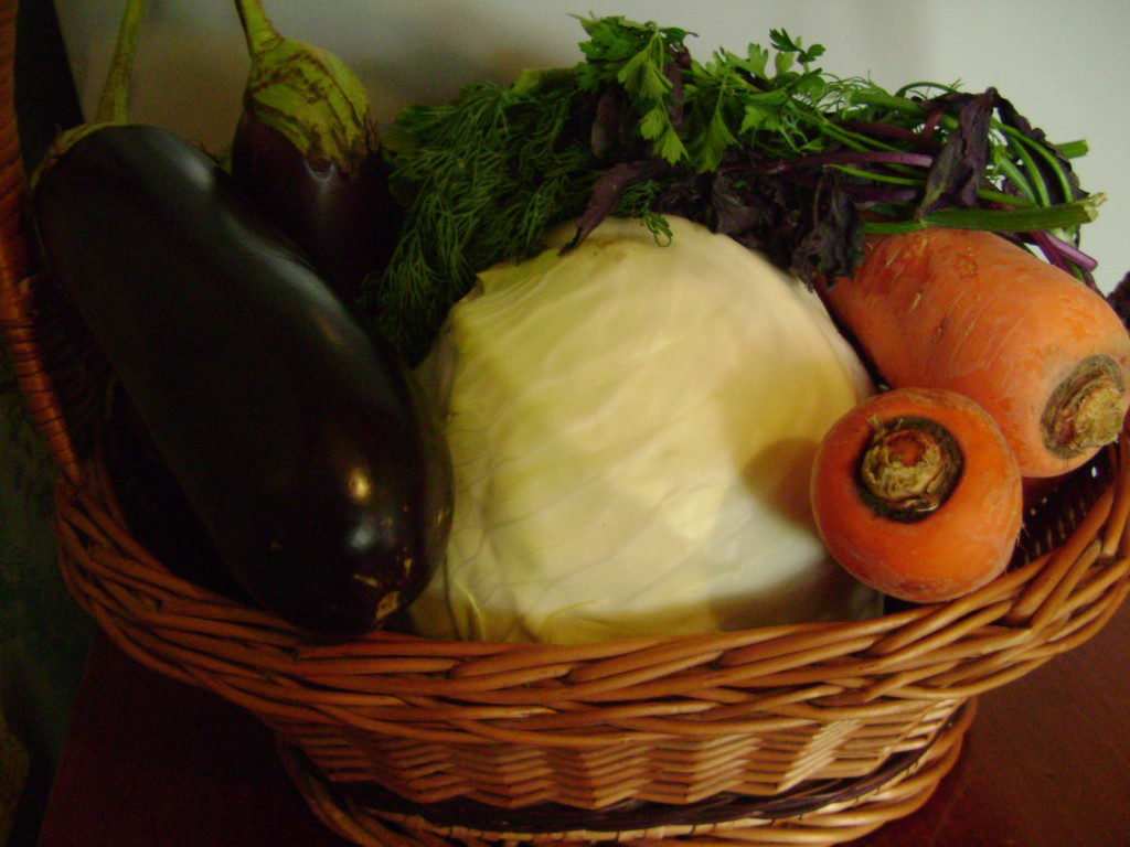 Маринований салат з баклажанів з капустою, морквою і часником