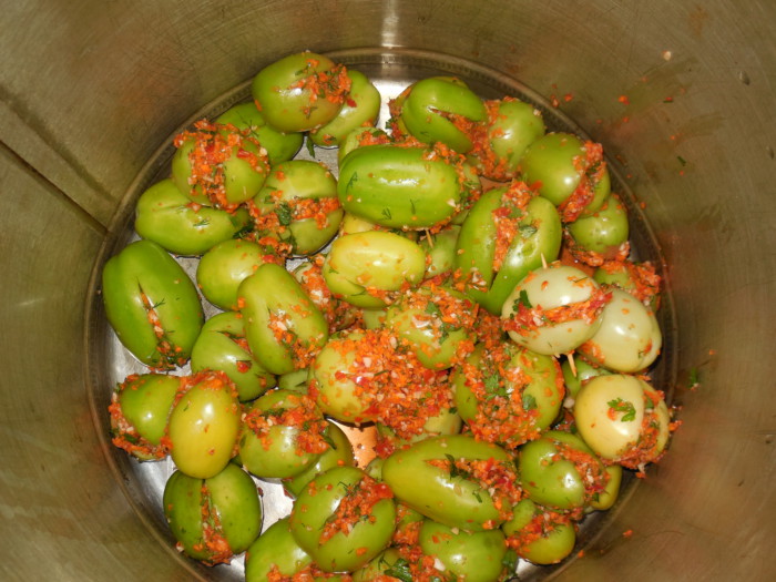 Солоні зелені помідори фаршировані часником і зеленню