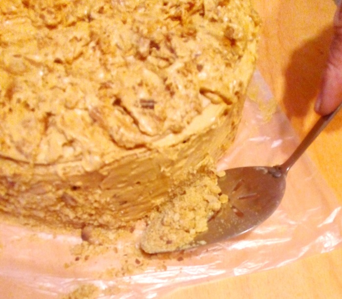 Медовий торт Рижик з масляним кремом зі згущеним молоком