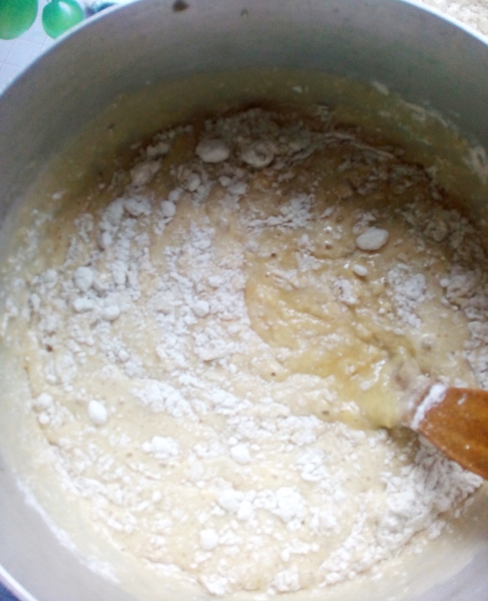 Медовий торт Рижик з масляним кремом зі згущеним молоком