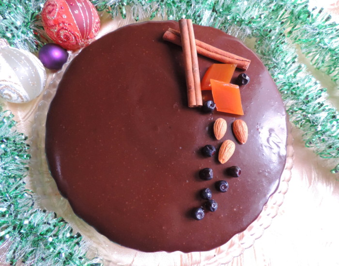 Чорничний муссовий торт з грушевої прошарком і шоколадною глазур'ю