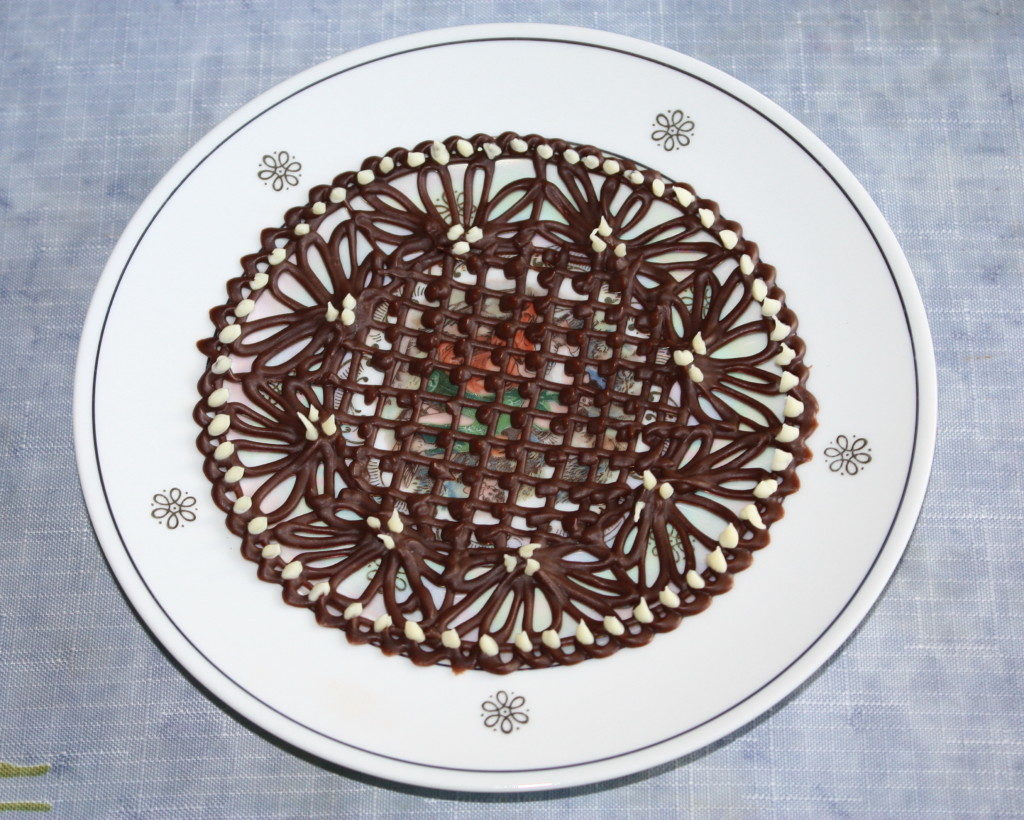 Шоколадне блюдце на тарілці