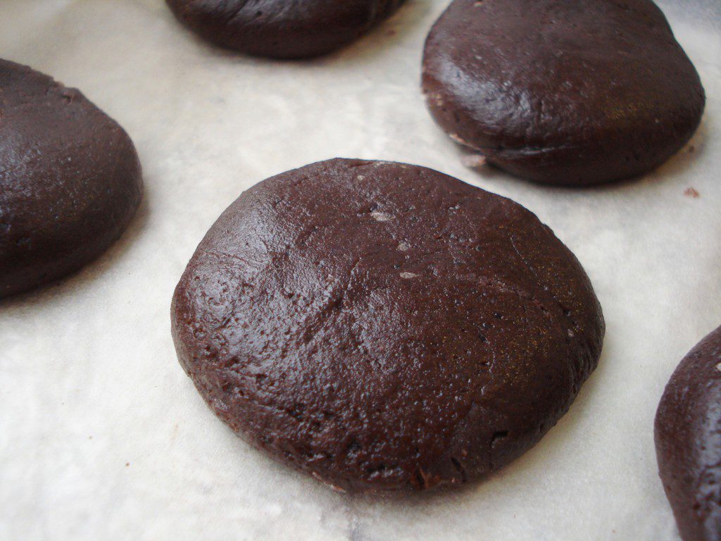 Рецепт печенья с какао в духовке. Шоколадное печенье. Шоколадное печенье с какао. Шоколадное печенье в духовке. Печенье с шоколадом в духовке.