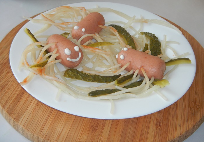 Смачні осьминожки з сосисок і спагетті