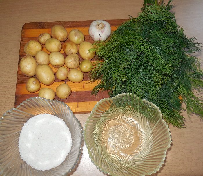 Дрібна молода картопля смажена цілком на сковороді з часником і кропом