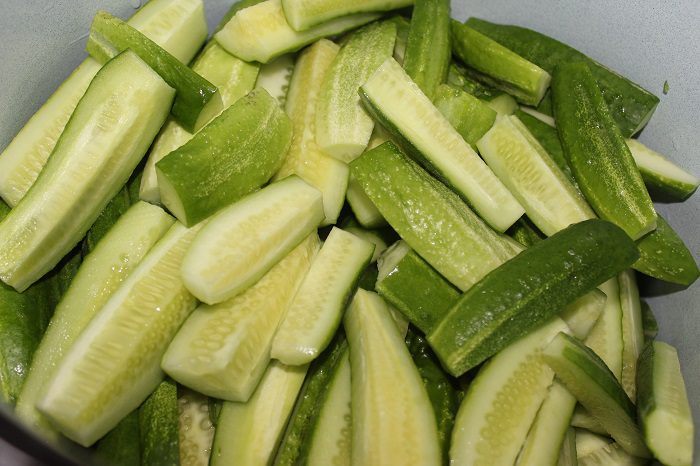 Огірки, мариновані на зиму в банках шматочками, в часниковому маринаді