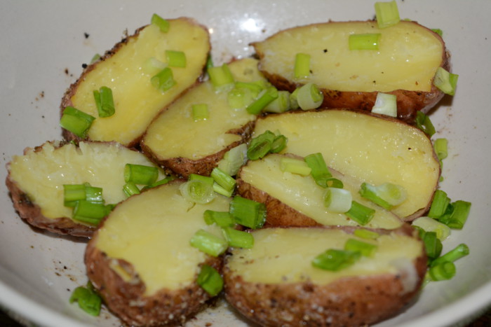 Як запекти картоплю в мікрохвильовці в мундирі цілком