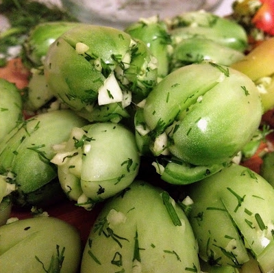 Фото. Фаршировані зелені помідори з часником і кропом