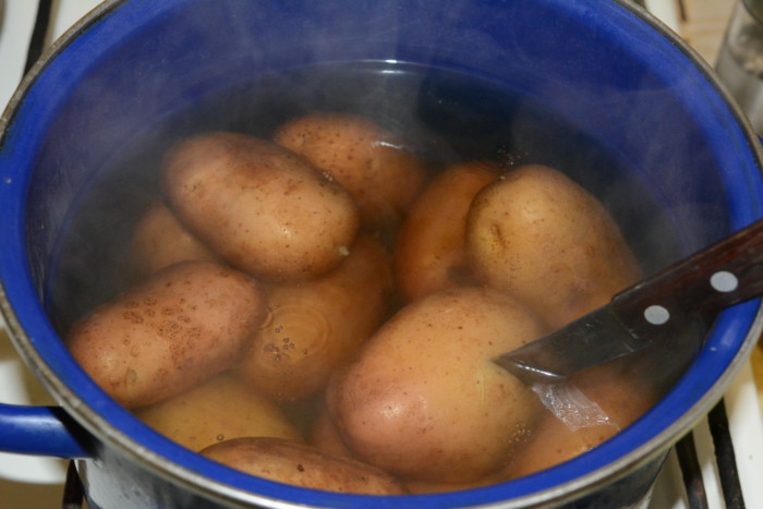 Варена картопля в мундирі