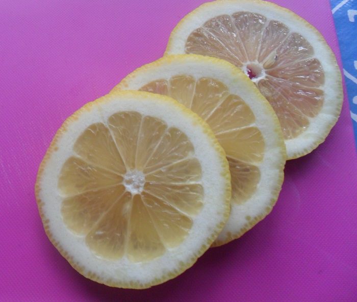 Маринований лимон з часником