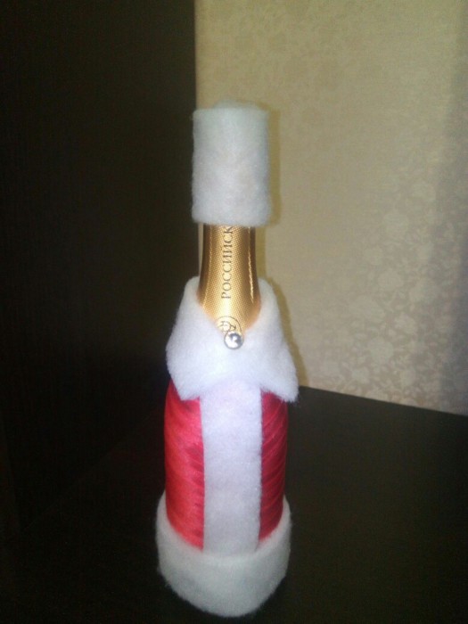 Новорічні пляшки шампанського